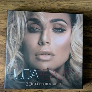HUDA beauty 3D highlighter Palette